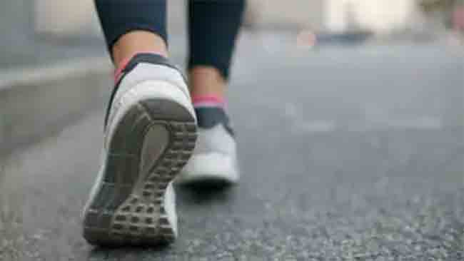 तुम्हाला पाय घासत चालण्याची सवय आहे का? तर आजच बदला नाहीतर…