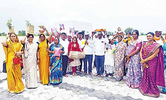वारकऱ्यांसाठी रेनकोट वाटणाऱ्या उद्योजकाला मृत्यूने वळसा घालून दिले जीवनदान !