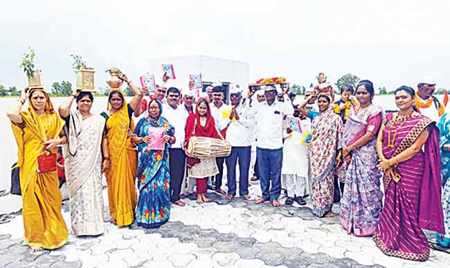 वारकऱ्यांसाठी रेनकोट वाटणाऱ्या उद्योजकाला मृत्यूने वळसा घालून दिले जीवनदान !