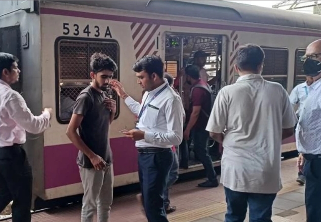उपनगरीय गाड्यांच्या प्रथम श्रेणीच्या डब्यांमध्ये तिकीट तपासणी सुरू