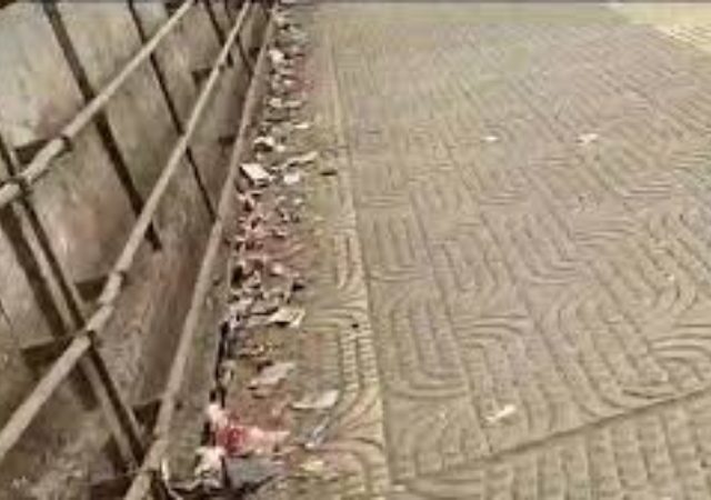 कल्याणच्या स्कायवॉकवर घाणीचे साम्राज्य