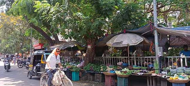पदपथावरील अनधिकृत व्यावसायिकांवर कारवाई करणे अपेक्षित