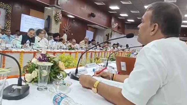 ‘कोरोना काळात बंद केलेल्या रेल्वे गाड्यांचे थांबे पूर्ववत करा’
