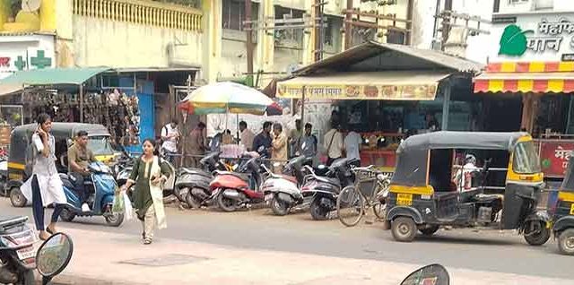 उघड्यावरील खाद्यपदार्थ विक्रेत्यांवर कारवाई कधी होणार?