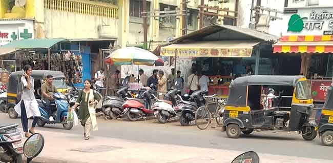 उघड्यावरील खाद्यपदार्थ विक्रेत्यांवर कारवाई कधी होणार?