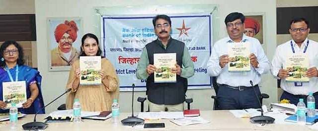 पीक कर्जाची मार्चअखेर १०० टक्के उद्दिष्टपूर्ती करा