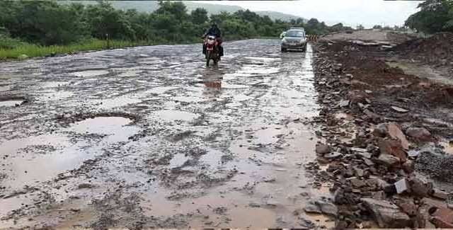 वाकण महामार्गावर खड्ड्यांचे साम्राज्य