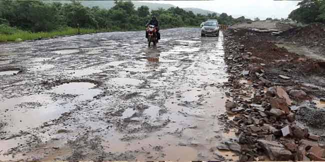 वाकण महामार्गावर खड्ड्यांचे साम्राज्य