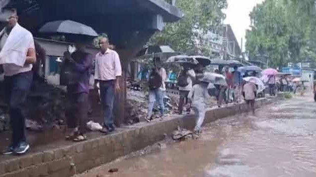 बदलापूरकरांची स्थानकाबाहेरही कसरतच