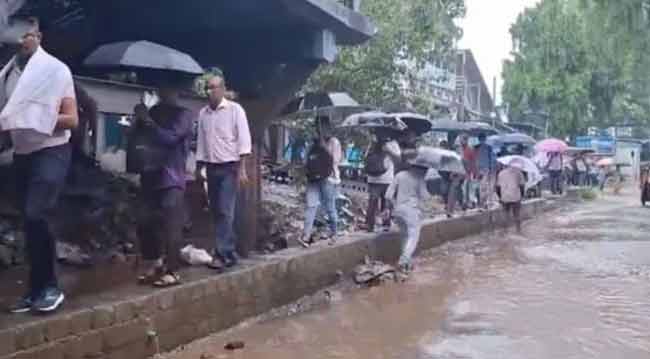 बदलापूरकरांची स्थानकाबाहेरही कसरतच