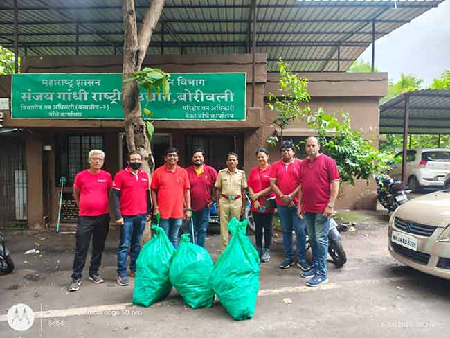 येऊर जंगलात प्लास्टिक विरोधात स्वच्छता मोहीम
