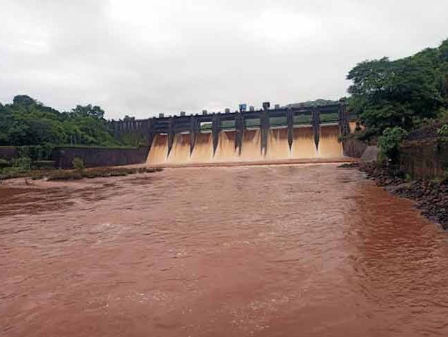 रानबाजिरे धरणात देवळे  धरणातील लालमाती, गाळाचे पाणी