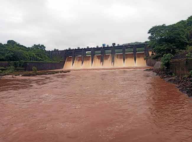 रानबाजिरे धरणात देवळे  धरणातील लालमाती, गाळाचे पाणी