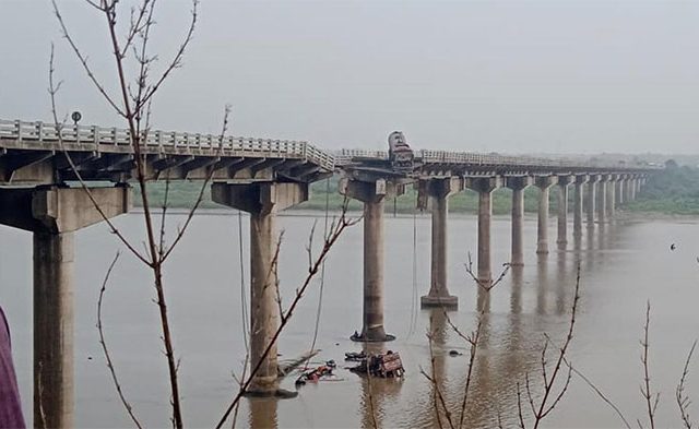 वडोदरात गंभीरा पूल अपघातात १० जणांचा मृत्यू, पंतप्रधान आणि मुख्यमंत्र्यांकडून मदतीची घोषणा !