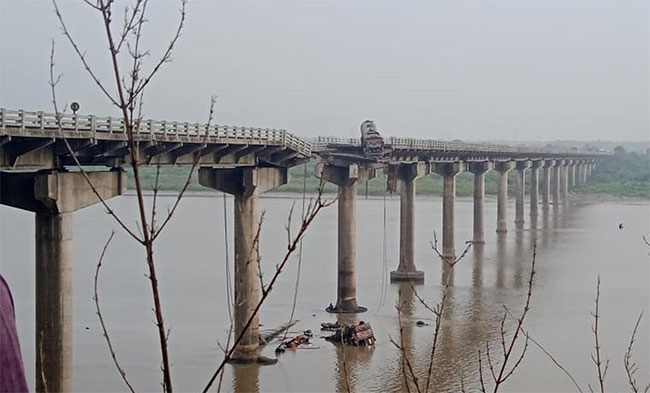 वडोदरात गंभीरा पूल अपघातात १० जणांचा मृत्यू, पंतप्रधान आणि मुख्यमंत्र्यांकडून मदतीची घोषणा !