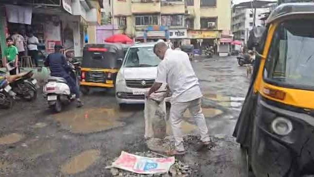डोंबिवलीतील रिक्षा चालकाने स्वतः बुजवले रस्त्यातील खड्डे!
