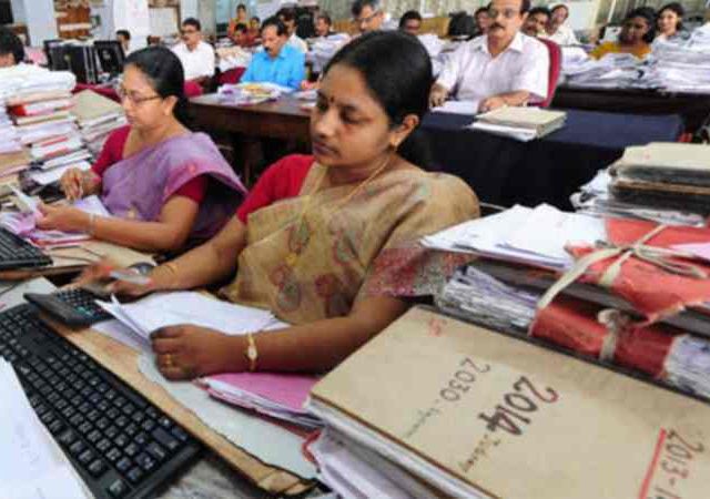 'या' कारणांसाठी घेता येणार वर्षातून महिनाभराची सुट्टी, सरकारी कर्मचाऱ्यांसाठी राज्यसभेत मोठा निर्णय