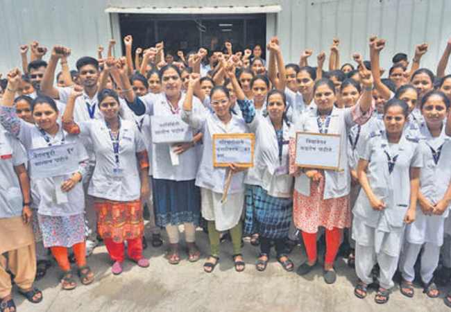 Nurses Strike: परिचारिकांच्या संपामुळे आरोग्यसेवा कोलमडली! रोजच्या दोन हजारांवर शस्त्रक्रिया लांबणीवर