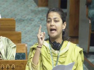 प्रणिती शिंदे वादात, स्वत:च खोदला खड्डा