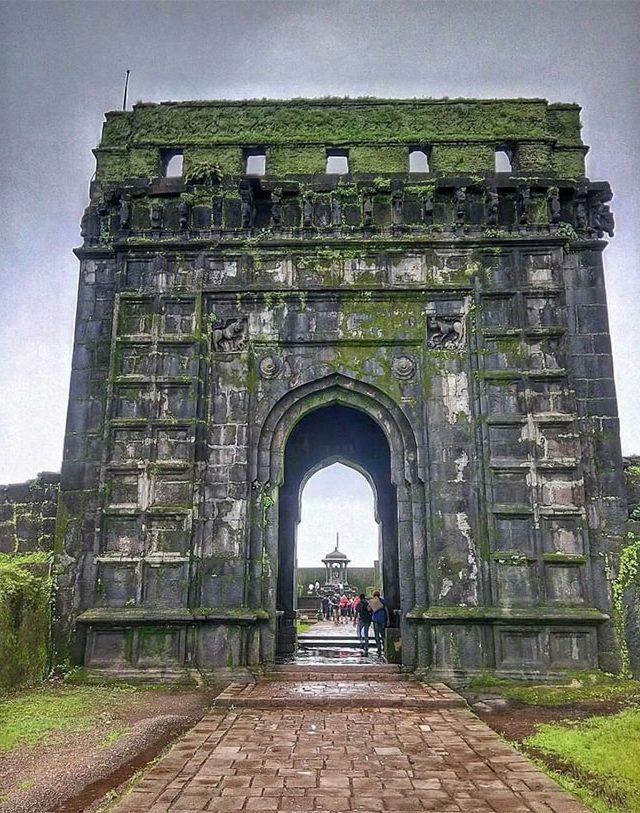 रायगडवर जाण्याचा विचार करताय का? तर हे आधी वाचा...
