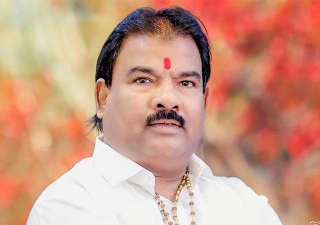 निकृष्ट डाळ बघून शिवसेना आमदाराने केली वेटरची धुलाई