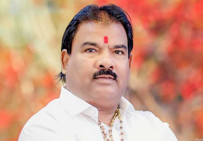 निकृष्ट डाळ बघून शिवसेना आमदाराने केली वेटरची धुलाई