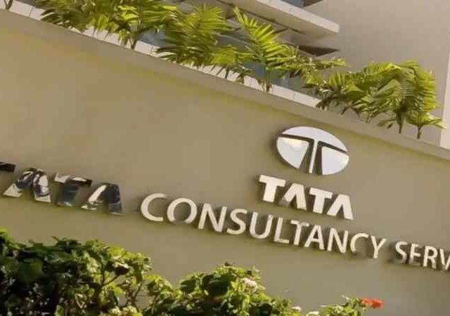 TCS कडून १२,२०० कर्मचाऱ्यांना कामावरून कमी करण्याचा निर्णय