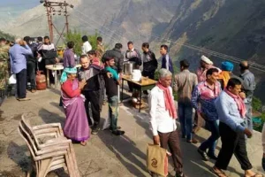 उत्तराखंडमध्ये अडकलेल्या महाराष्ट्रातील पर्यटकांना मिळाली मदत