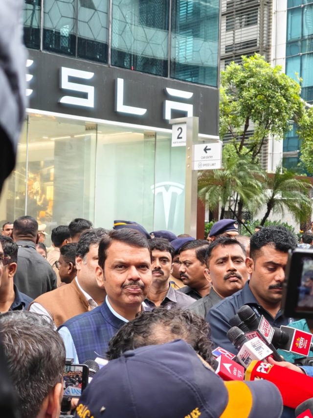 Tesla India BKC: बीकेसी येथे भारतातील पहिले टेस्ला शोरूमचे मुख्यमंत्री फडणवीसांकडून उद्घाटन! ते म्हणाले,' टेस्ला...