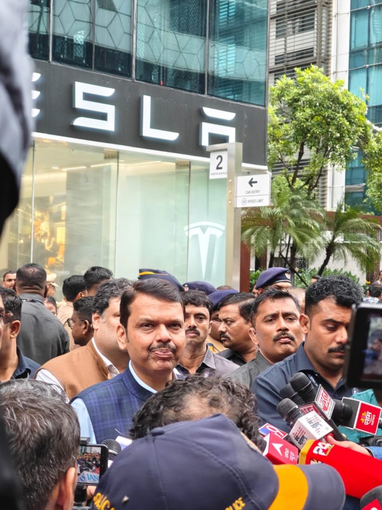 Tesla India BKC: बीकेसी येथे भारतातील पहिले टेस्ला शोरूमचे मुख्यमंत्री फडणवीसांकडून उद्घाटन! ते म्हणाले,' टेस्ला...