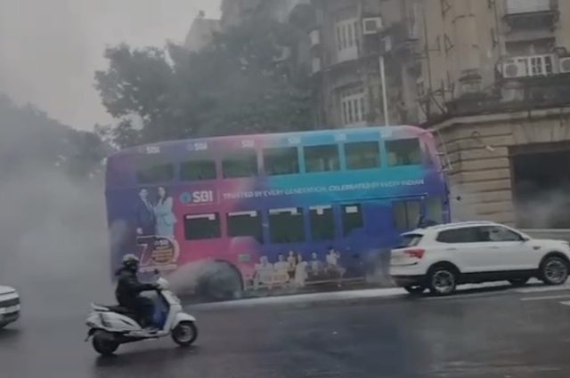 मुंबईत BEST च्या डबलडेकर बसला आग, प्रवासी सुरक्षित