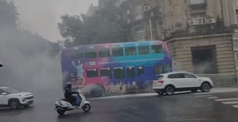 मुंबईत BEST च्या डबलडेकर बसला आग, प्रवासी सुरक्षित