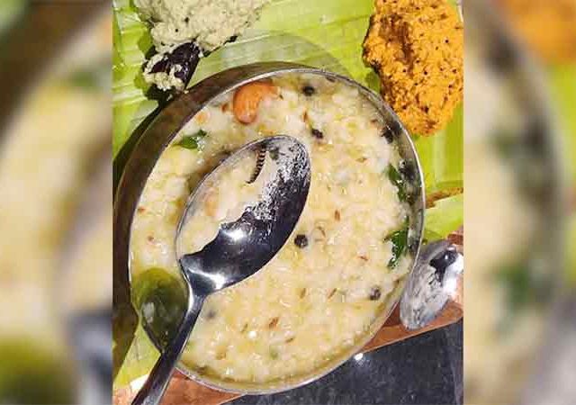 विमानतळावरील कॅफेतून घेतलेल्या उपम्यात आढळली अळी