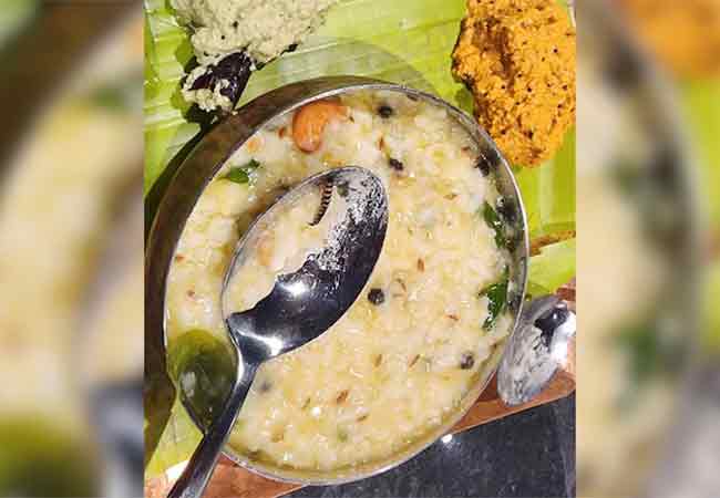 विमानतळावरील कॅफेतून घेतलेल्या उपम्यात आढळली अळी