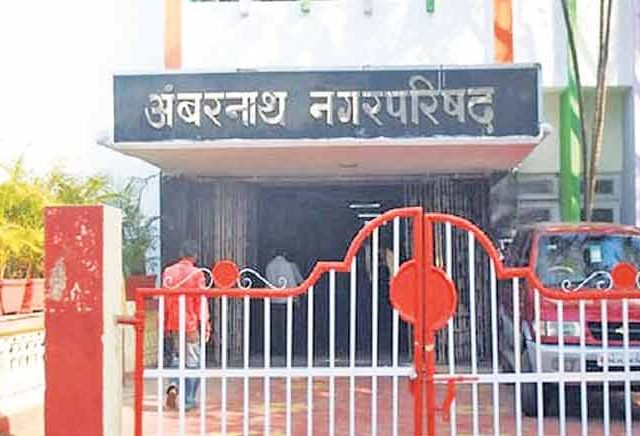 दोन ठेकेदारांमध्ये पोलिसांसमोरच फ्री-स्टाइल हाणामारी