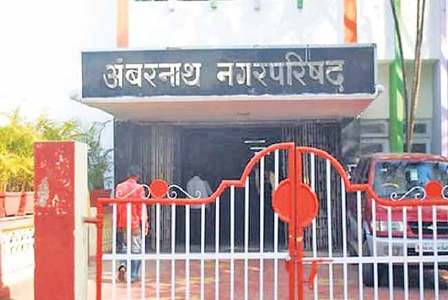 दोन ठेकेदारांमध्ये पोलिसांसमोरच फ्री-स्टाइल हाणामारी