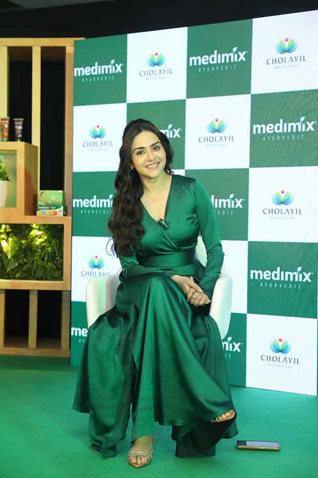 Medimix amruta khanvilkar: मेडिमिक्स आयुर्वेदिकचे रिब्रँडिंग अभिनेत्री अमृता खानविलकर कंपनीची नवी ब्रँड ॲम्बेसेडर