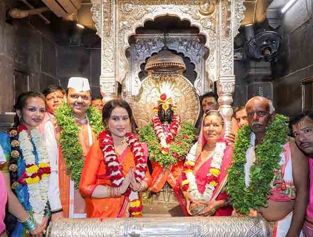 हरिनामाच्या गजराने दुमदुमली श्री विठ्ठलाची पंढरी, मुख्यमंत्र्यांच्या हस्ते शासकीय महापूजा संपन्न