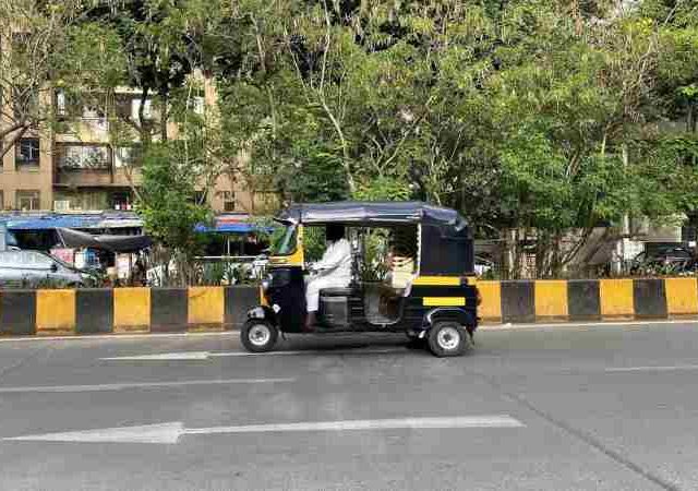 महाराष्ट्र हादरला!  धावत्या रिक्षात अल्पवयीन मुलीचा विनयभंग