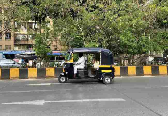 महाराष्ट्र हादरला!  धावत्या रिक्षात अल्पवयीन मुलीचा विनयभंग
