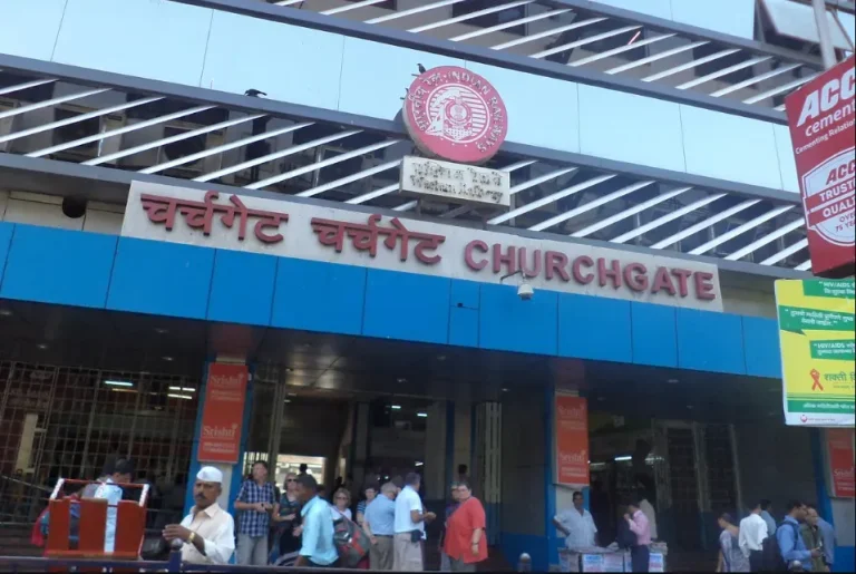 चर्चगेट स्टेशनवर मोठा अनर्थ टळला: ट्रेन मॅनेजरच्या प्रसंगावधानामुळे आगीवर नियंत्रण!