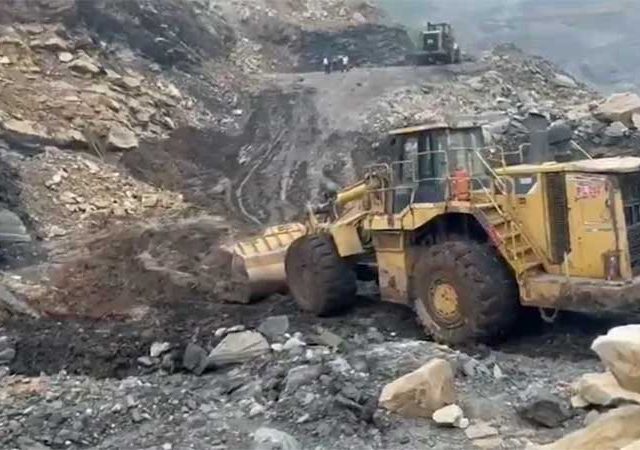 कोळसा खाणीचा एक भाग कोसळला, अनेकजण ढिगाऱ्यात अडकले
