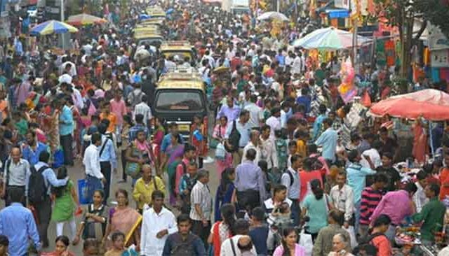 दादर पश्चिम फेरीवाल्यांवर कारवाईचा केवळ फार्सच!