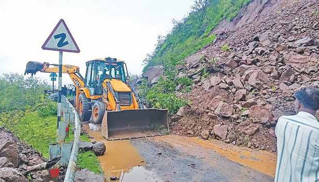 आंबेनळी घाटात दरड कोसळली