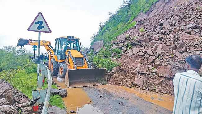 आंबेनळी घाटात दरड कोसळली