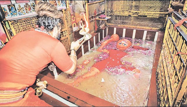 गंगा आली मारुतीरायाच्या भेटीला...