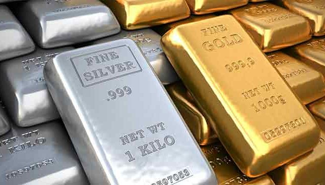 Gold Silver Rate: आज सणासुदीला सोन्यात तुफान वाढ चांदीत मात्र घसरण ! जाणून घ्या आजचे दर