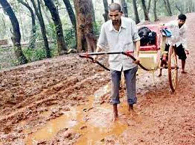 माथेरानमध्ये अजूनही अमानवीय प्रथा सुरूच!