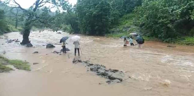 खैरेवाडीला रस्ता नाही : विद्यार्थ्यांचा आणि नागरिकांचा चिखलातून जीवघेणा प्रवास