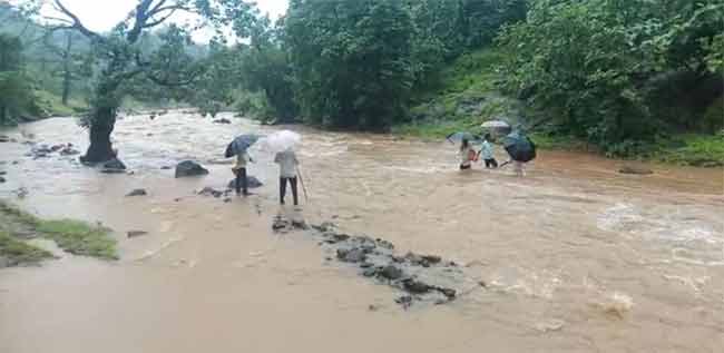 खैरेवाडीला रस्ता नाही : विद्यार्थ्यांचा आणि नागरिकांचा चिखलातून जीवघेणा प्रवास